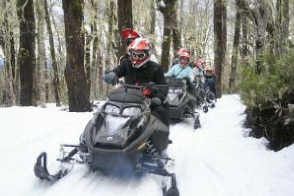 Passeio em motos de neve em Huilo Huilo Foto: Divulgação 
