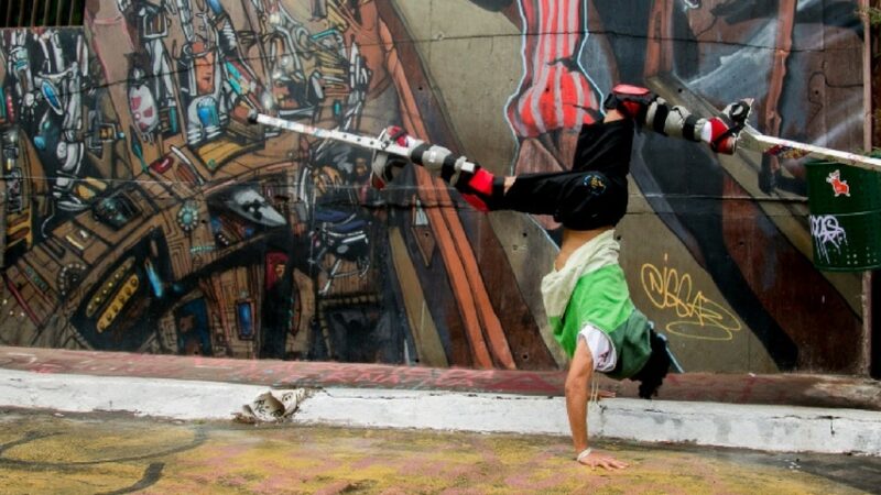 Show de Guilherme Awazu une perna de pau e hip hop
