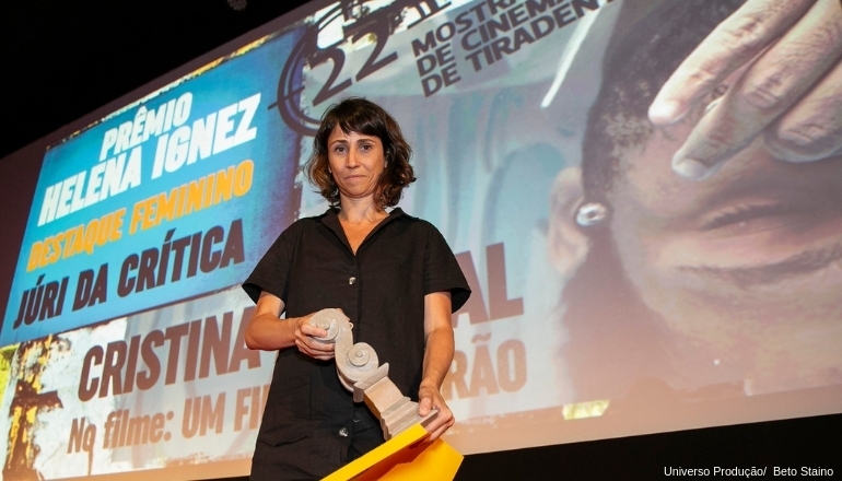 Mostra de Cinema de Tiradentes 2019 - Jô Serfaty, diretora de “Um filme de verão“ recebeu a premiação em nome da montadora Cristina Amaral